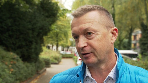 Mann in Hemd und blauer Jacke