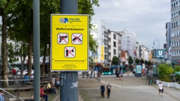 Beschilderung der Waffenverbotszone am Wiener Platz in Köln