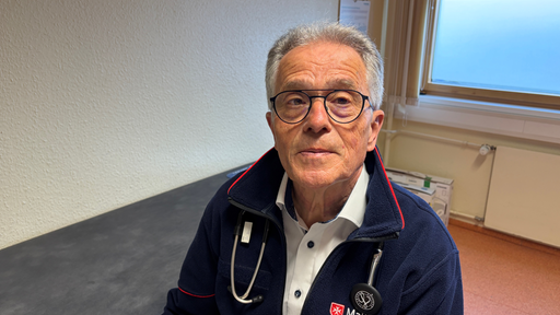 Dr. Hans-Josef Bastian sitzt im Behandlungsraum.