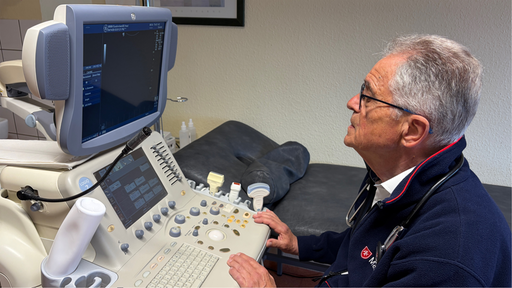 Dr. Hans-Josef Bastian sitzt im Behandlungsraum.