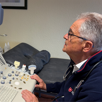 Dr. Hans-Josef Bastian sitzt im Behandlungsraum.