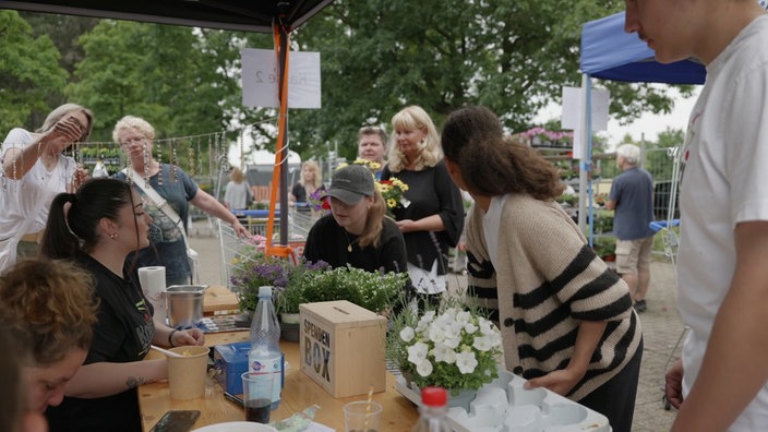 Menschen kaufen Blumen und spenden 