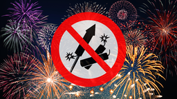 Nachthimmel mit buntem Feuerwerk, Symbolbild "Rakete und Böller verboten"