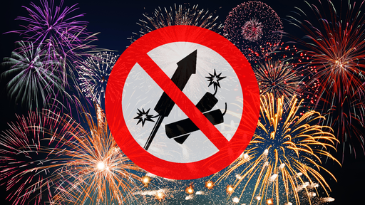 Nachthimmel mit buntem Feuerwerk, Symbolbild "Rakete und Böller verboten"