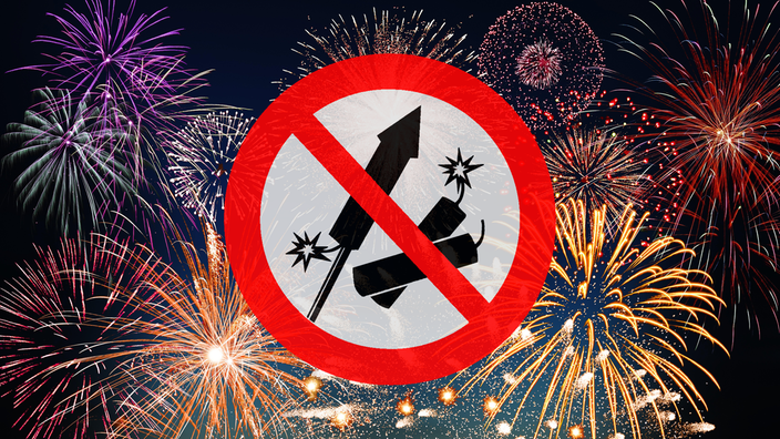Nachthimmel mit buntem Feuerwerk, Symbolbild "Rakete und Böller verboten"