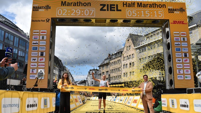 Sieger läuft übers Ziel