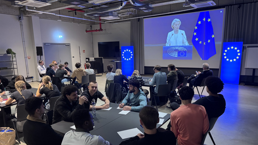 Ursula von der Leyens Rede wird Schülern in Bonn gezeigt.
