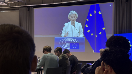 Die Rede von Ursula von der Leyen wird auf einer großen Leinwand übertragen