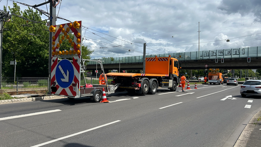 Mehrere Fahrzeuge sperren eine Zufahrt der A565.