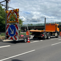 Mehrere Fahrzeuge sperren eine Zufahrt der A565.