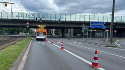 Mehrere Fahrzeuge sperren eine Zufahrt der A565.