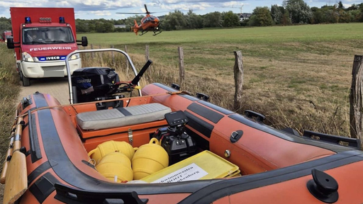 Ein orangenes Rettungsboot der Feuerwehr. 