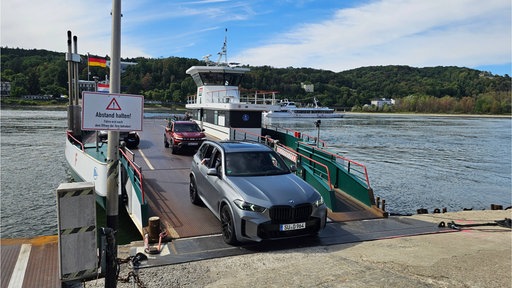 Autos fahren von einer Fähre hinunter