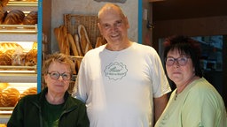 Ein Portrait von Uli Linnemann und zwei Mitarbeiterinnen hinter der Theke