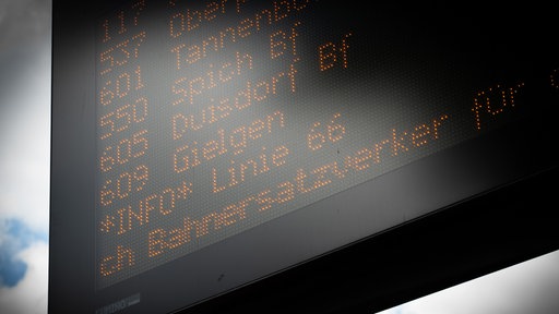Die Anzeigetafel zeigt Bahnersatzverkehr an