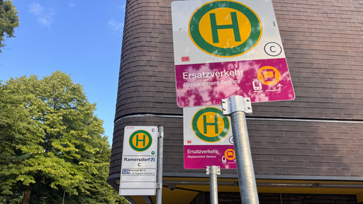 Ein großes Schild weist auf den Ersatzverkehr an der Haltestelle Ramersdorf in Bonn hin