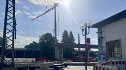 Ein Kran steht auf der Baustelle am Bahnhof Beuel
