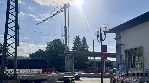 Ein Kran steht auf der Baustelle am Bahnhof Beuel