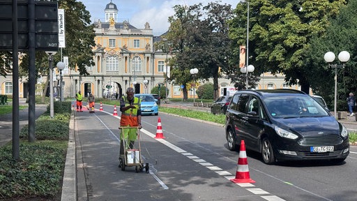 Arbeiter der Stadt bei Markierungsarbeiten