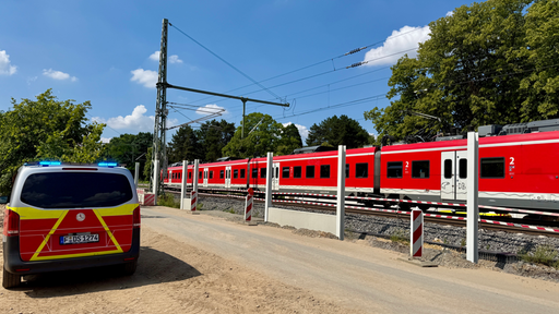 Der evakuierte Zug steht auf der Strecke bei Bonn Beuel