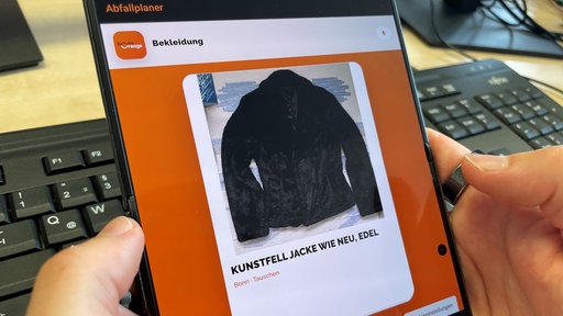 Eine Jacke wird im Abfallplaner angeboten