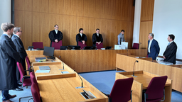 Richter, Kläger und Beklagte im Saal des Bonner Landgerichts