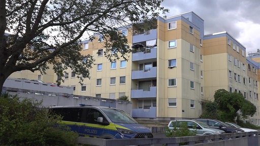 Eine Wohnsiedlung in Bonn-Medinghoven. Im Vordergrund steht ein Polizeiauto.