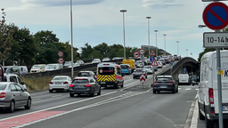 In der Bonner Innenstadt kommt es mit mehreren Fahrzeugen zu einem Stau. 