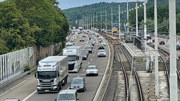 Auf einer Autobahnbrücke entsteht durch die zahlreichen Fahrzeuge Stau