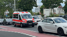 Ein Rettungsfahrzeug steht im stockenden verkehr in Bonn