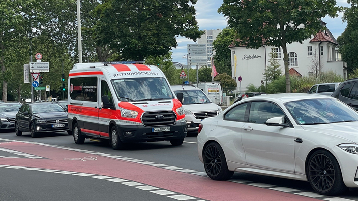 Ein Rettungsfahrzeug steht im stockenden verkehr in Bonn