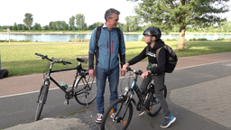 Jochen Reinhardt und sein Sohn Moritz mit ihren Fahrrädern auf einem Radweg