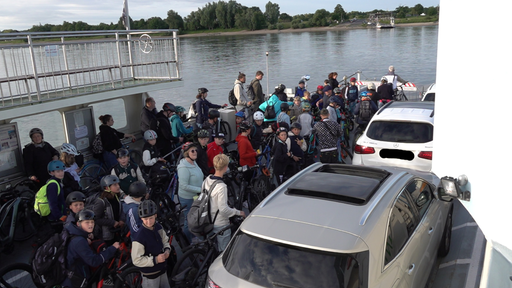 Zahlreiche Schülerinnen und Schüler sowie mehrere Autos nutzen die Mondorfer Fähre über den Rhein