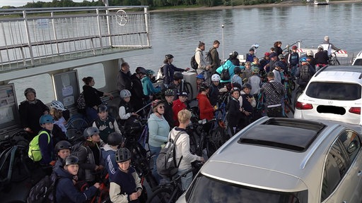 Zahlreiche Schülerinnen und Schüler sowie mehrere Autos nutzen die Mondorfer Fähre über den Rhein