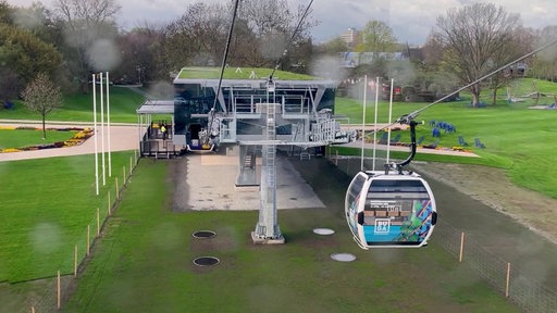 Eine Gondel der Seilbahn fährt in die Talstation ein