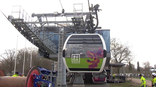 Eine bereits schwebende Gondel beim Aufbau der Seilbahn