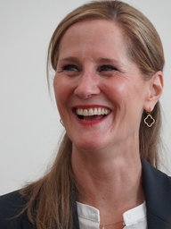 Eine Frau, Petra Schönen, lacht. Sie wird die neue Bonna in Bonn.
