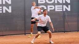 Turnierveranstalter André Christ und US Open-Gewinner Dominic Thiem auf dem Tennisplatz