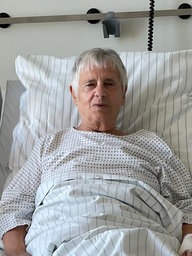 Ein Mann liegt in einem Bett im Krankenhaus