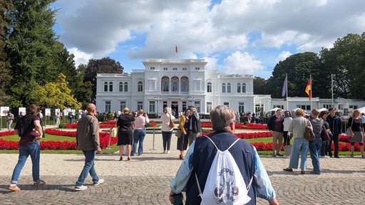 Viele Menschen stehen vor der weissen Villa Hammerschmidt in Bonn.