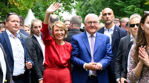 Bundespräsident Frank-Walter Steinmeier und seine Frau Elke Büdenbender winken beim Bürgerfest 2025 im Park von Schloss Bellevue