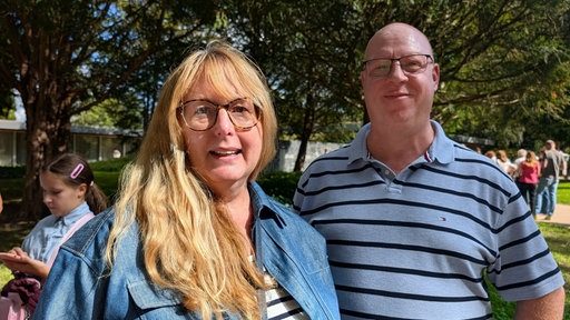 Stephanie Blietschau und mit Begleitung beim Besuch der Villa Hammerschmidt