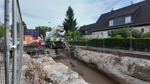 Zwei Männer arbeiten mit einem Fahrmischer