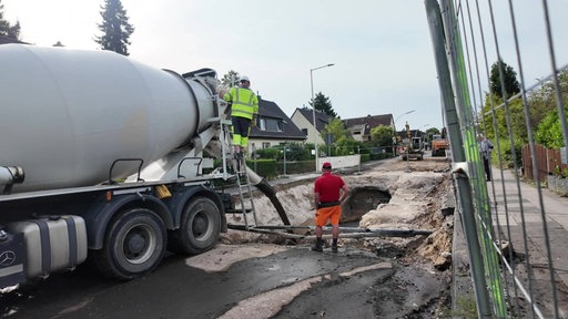Zwei Männer arbeiten mit einem Fahrmischer am Bunker