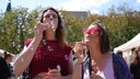Luisa und Judith pusten beim CSD in Bonnn Seifenblasen.