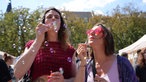 Luisa und Judith pusten beim CSD in Bonnn Seifenblasen.
