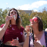 Luisa und Judith pusten beim CSD in Bonnn Seifenblasen.