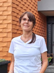 Eine Frau schaut in die Kamera