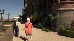 Zwei Personen stehen vor der Drachenburg.