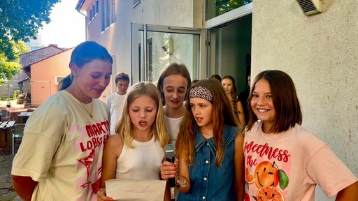 Fünf Mädchen singen